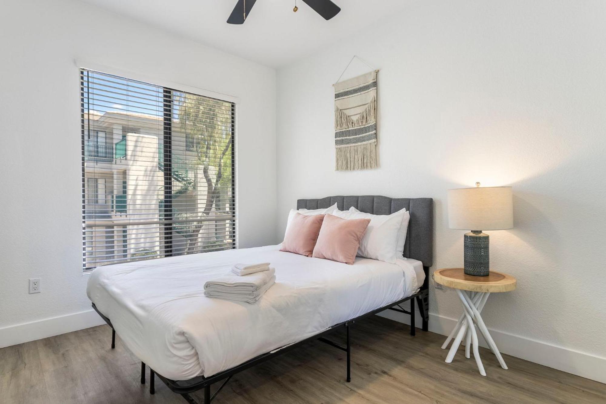 Apartment 2br Cozysuites At Kierland Commons With Pool #07